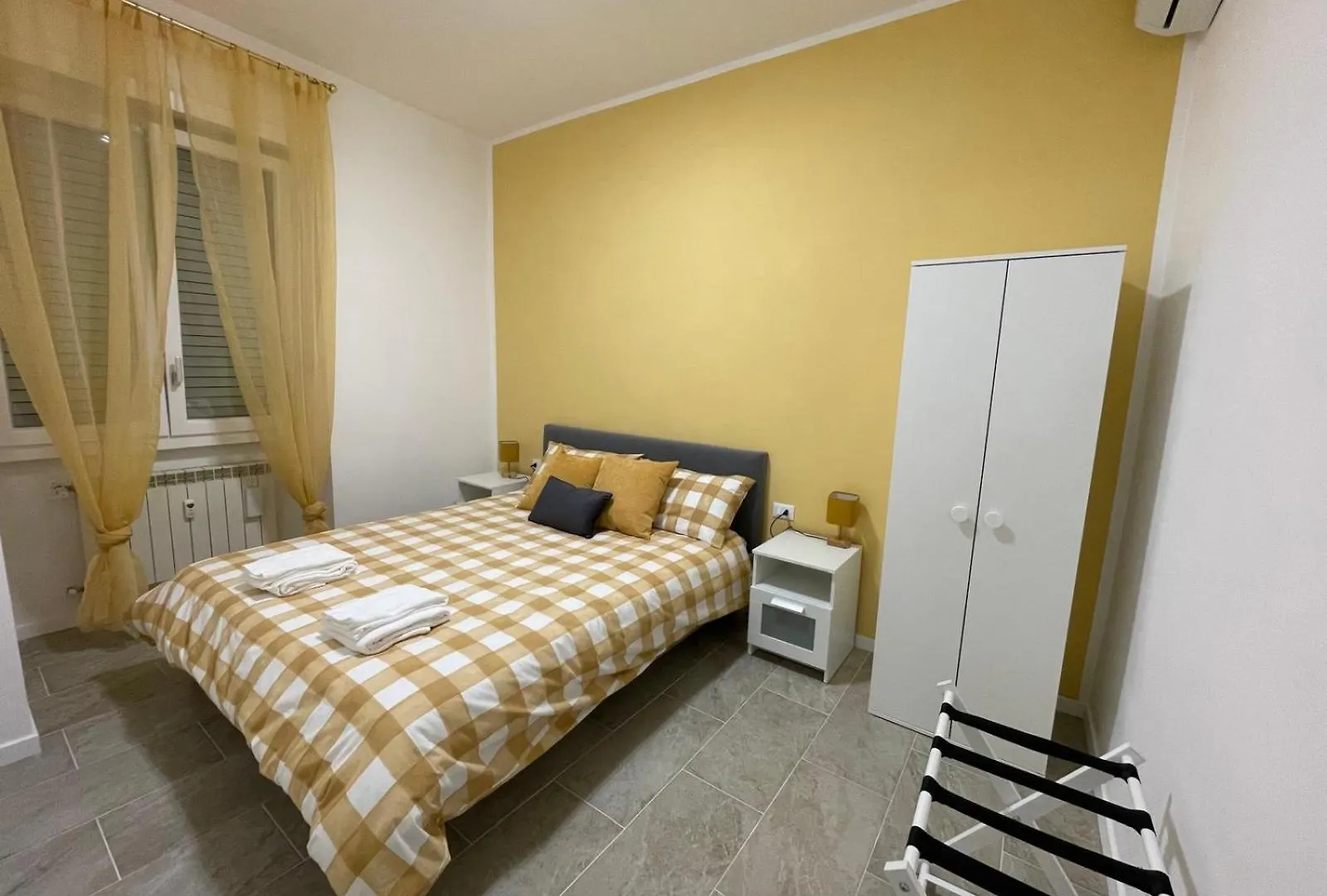 Home In Rome 0*,